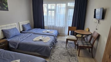 Habitación triple Deluxe, balcón | Tabla de planchar con plancha y wifi gratis