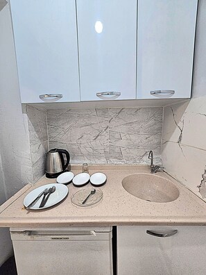 Mini-fridge, cookware/dishes/utensils, dining tables - TAKSİM MİLENYUM APARTHS (İstanbul)
