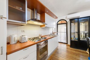 Fridge, microwave, oven, stovetop - Apartment 'Luna' with Shared Terrace, Wi-Fi and Air Conditioning (San Felice del Benaco)