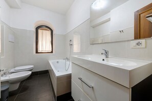 Shower, hair dryer, towels - Apartment 'Luna' with Shared Terrace, Wi-Fi and Air Conditioning (San Felice del Benaco)