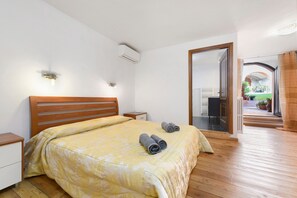 3 bedrooms, iron/ironing board, WiFi, bed sheets - Apartment 'Luna' with Shared Terrace, Wi-Fi and Air Conditioning (San Felice del Benaco)