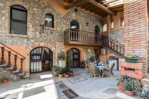 Outdoor dining - Apartment 'Luna' with Shared Terrace, Wi-Fi and Air Conditioning (San Felice del Benaco)