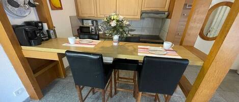 Kylskåp, mikrovågsugn, ugn och spishäll