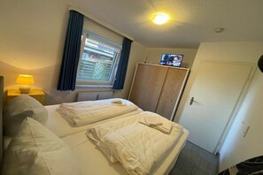 1 bedroom, iron/ironing board, travel cot, free WiFi - Apartment 1 with 1 bedroom & terrace (Sylt-Westerland)