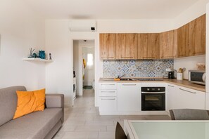 Fridge, microwave, oven, stovetop - Patio, air conditioning and communal pool (Castelsardo)