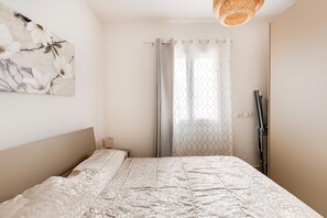 1 habitación y tabla de planchar con plancha 