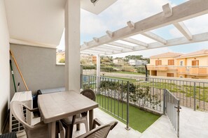 Outdoor dining - Patio, air conditioning and communal pool (Castelsardo)