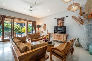 TV - Exclusive Hideaway 3BR Private Pool Villa Seminyak (Seminyak)