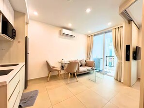 อพาร์ทเมนท์, 1 ห้องนอน, พร้อมสิ่งอำนวยความสะดวกสำหรับผู้พิการ, สูบบุหรี่ได้ | ห้องนั่งเล่น