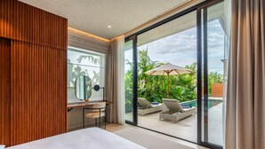 Une chambre d’hôtel moderne dotée d’un grand lit, d’un bureau et offrant une vue sur une piscine et un espace verdoyant.