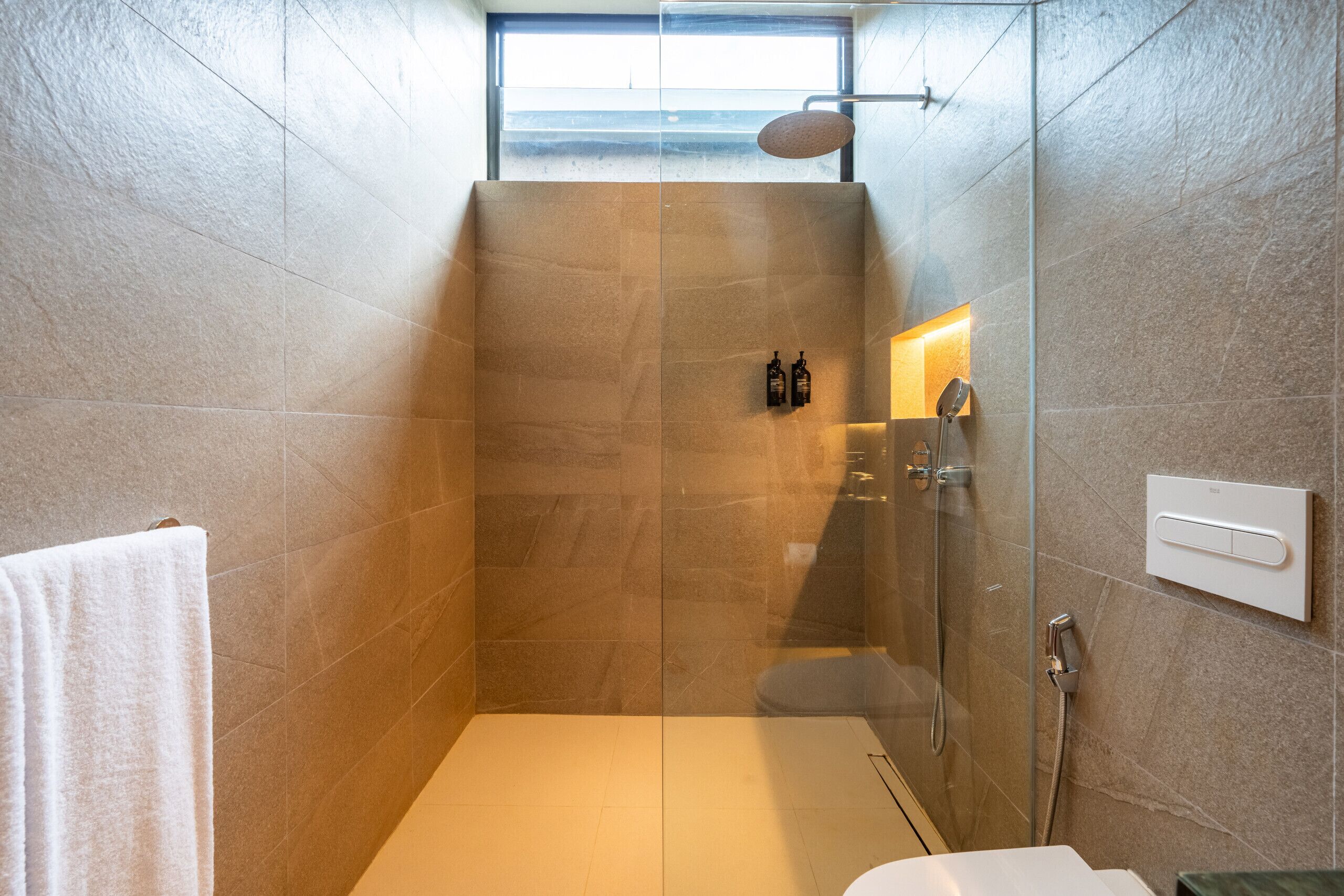 Dusche, Haartrockner, Handtücher