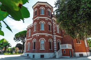 Unclassified image, 3 of 17, button