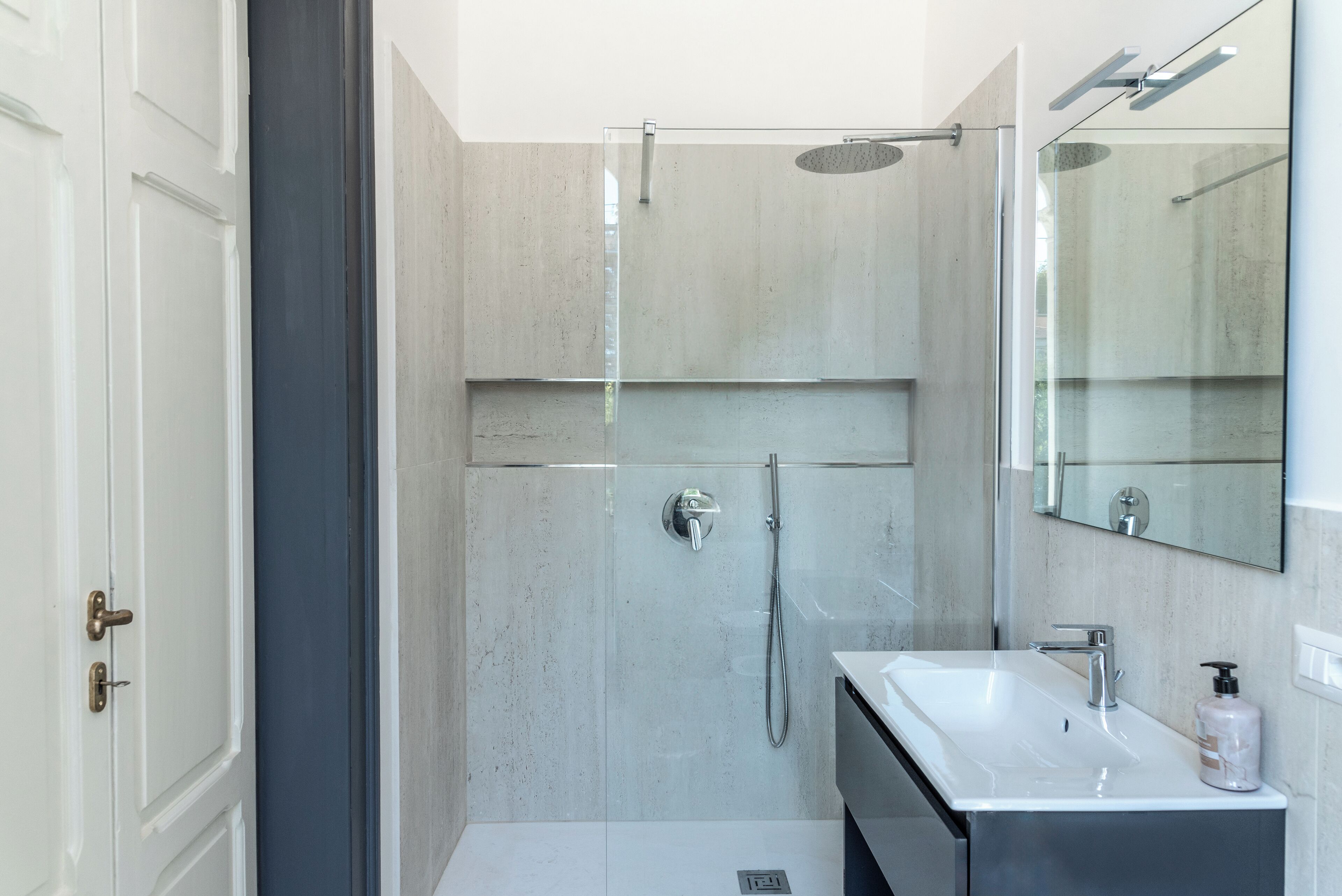 Departamento estándar, vista al jardín | Baño | Regadera, toallas, jabón, shampoo 
