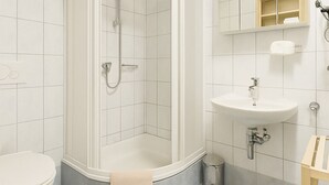A modern bathroom with a shower enclosure, a toilet, a sink, and a mirror cabinet. - Stylish mountain apartment with terrace in Flattach near Mölltal Glacier (Flattach)