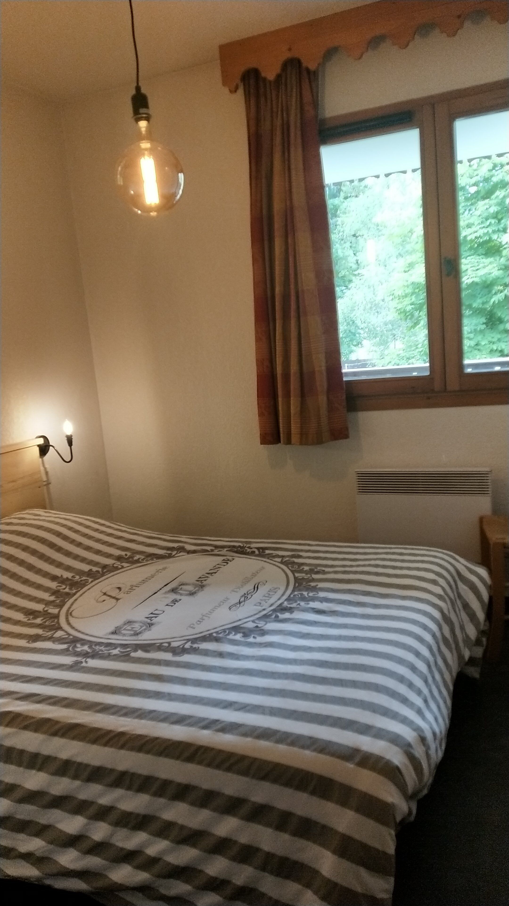 1 غرفة نوم ومكواة/لوح كي وخدمة الإنترنت وملاءات أسرّة