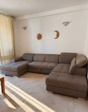 TV - Apartment with pool and direct beach access. (Oldia)