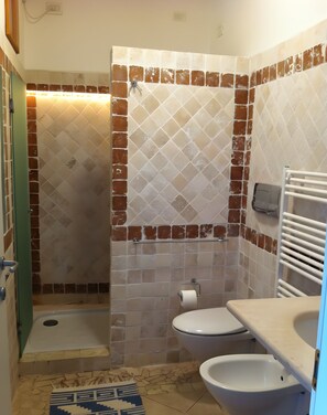 Shower, hair dryer, bidet, towels - Apartment with pool and direct beach access. (Oldia)