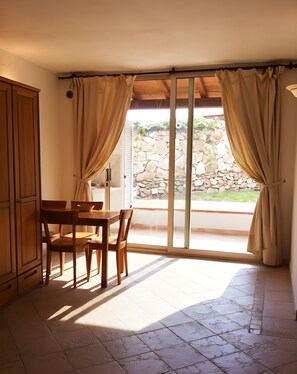 Interior - Apartment with pool and direct beach access. (Oldia)