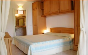 2 bedrooms, bed sheets, wheelchair access - Apartment with pool and direct beach access. (Oldia)