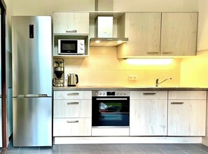 Microwave, oven, stovetop, dishwasher - Apartment garden view in the garden house # 2 rooms # fewohalle # (Halle (Saale))