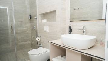 Apartemen Deluks, balkon | Kamar mandi | Shower, perlengkapan mandi gratis, pengering rambut, dan sandal