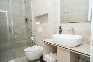 Deluxe Apartment, Balcony | Bilik Mandi | Pancuran mandi, kelengkapan dandanan diri percuma, pengering rambut 