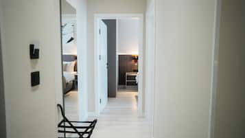 Deluxe appartement, balkon | Een bureau, geluiddichte muren, gratis wifi