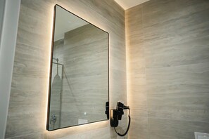 Deluxe Double Room, Balcony | Bathroom