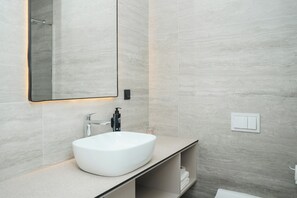 Habitación Deluxe con 2 camas individuales, balcón | Baño | Regadera, amenidades de baño gratuitas, secadora de cabello, pantuflas 