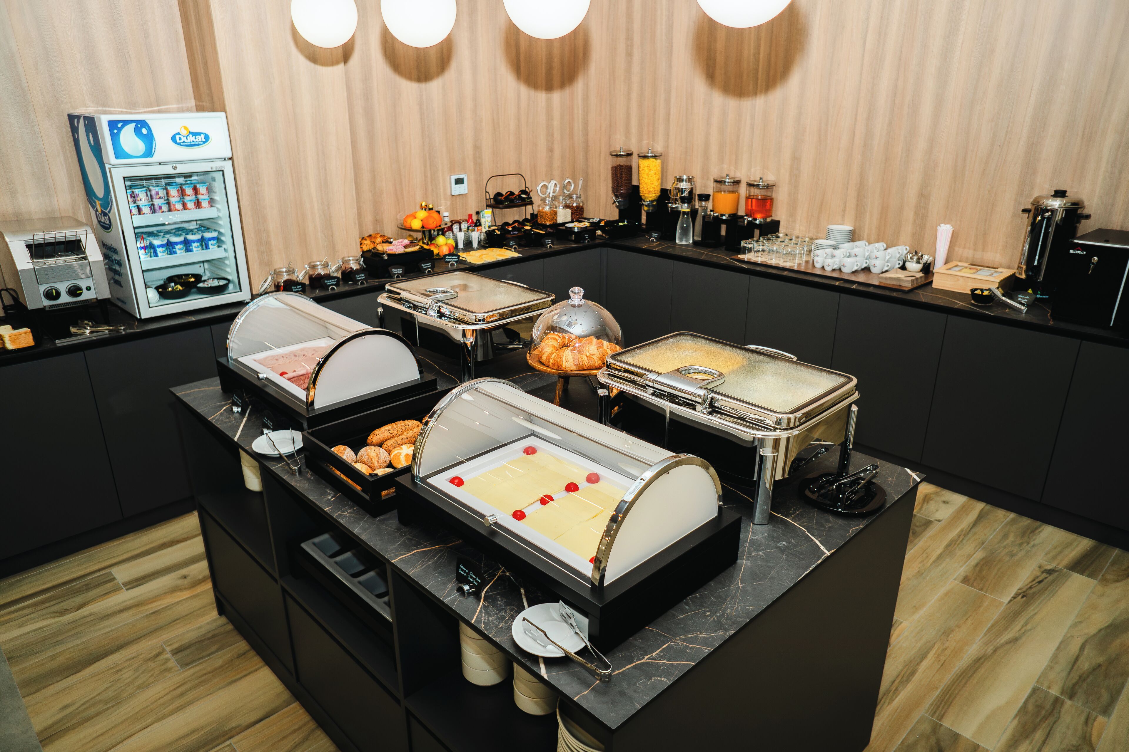 Sudah termasuk sarapan prasmanan setiap hari