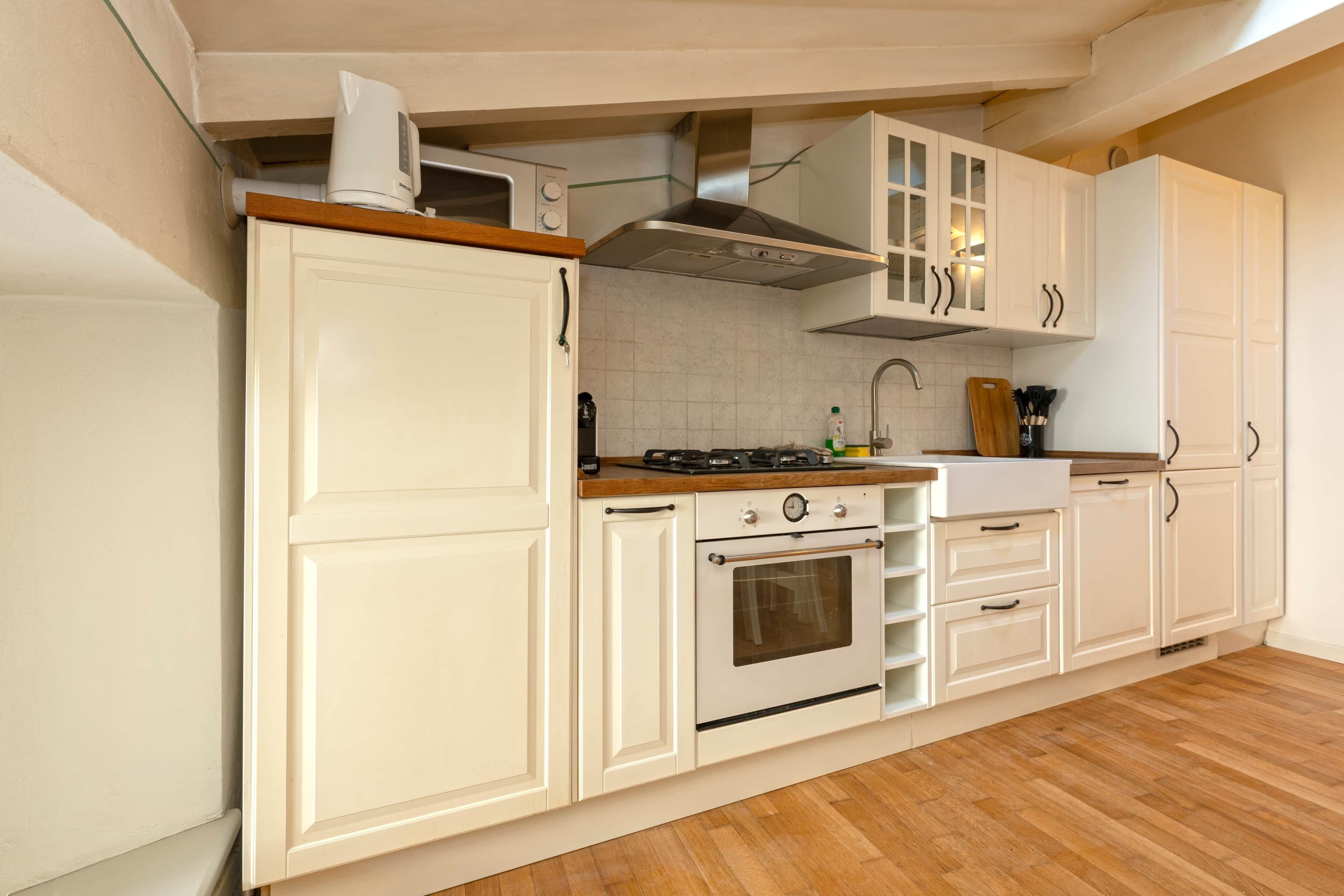 Réfrigérateur, micro-ondes, four, plaque de cuisson