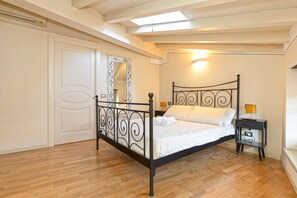 2 عدّة غرف نوم وواي فاي مجانًا وملاءات أسرّة