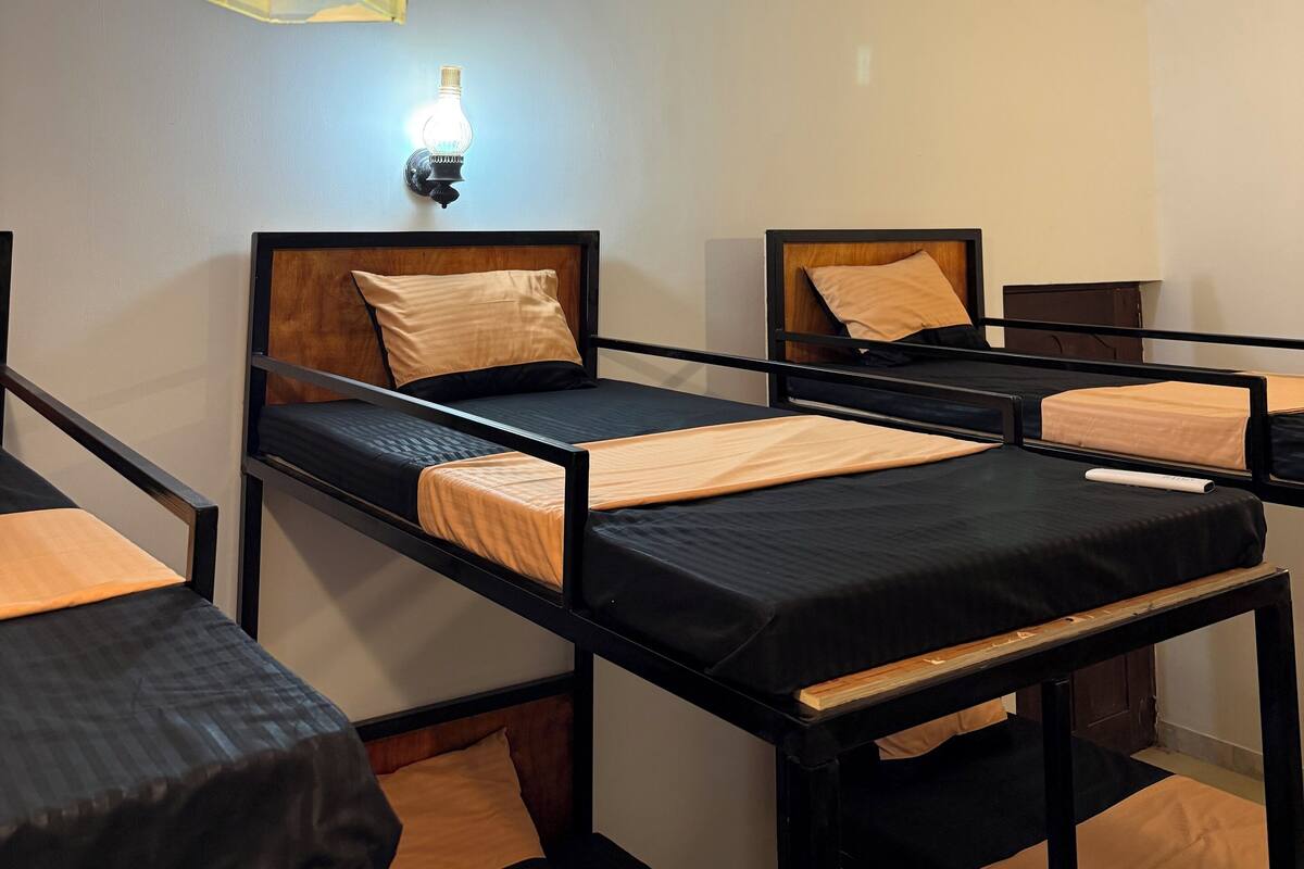 Eenvoudige slaapzaal, uitzicht op binnenplaats