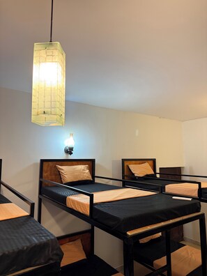 Eenvoudige slaapzaal, uitzicht op binnenplaats