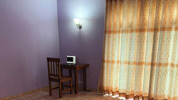 Deluxe tweepersoonskamer, uitzicht op stad | Verduisterende gordijnen, geluiddichte muren, gratis wifi