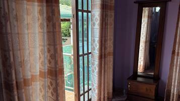 Deluxe Double Room, City View | Interior