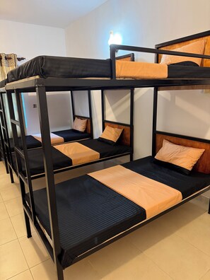 Eenvoudige slaapzaal, uitzicht op binnenplaats