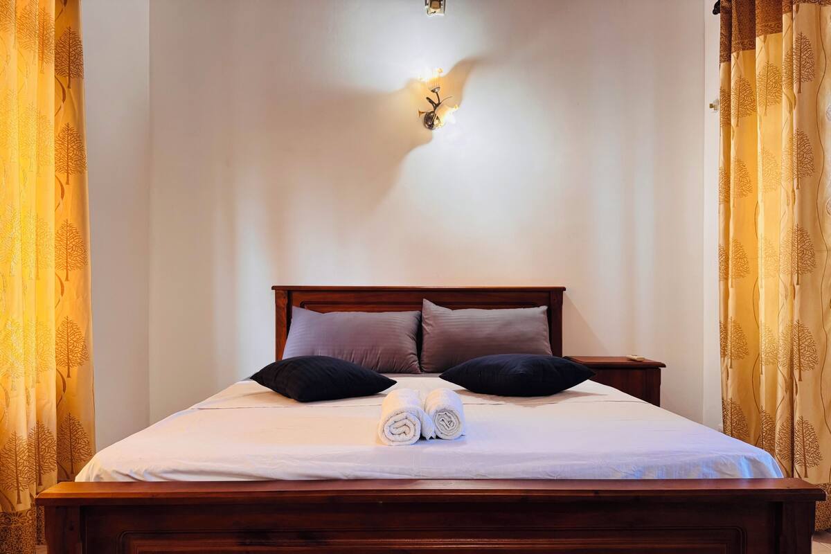 Deluxe Double Room, City View | Blackout drapes, soundproofing, free WiFi