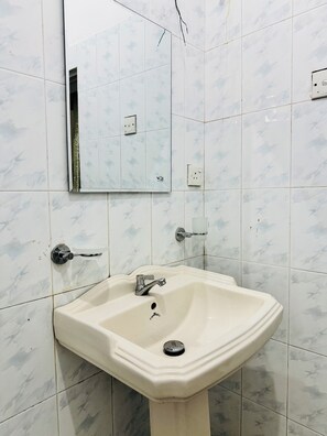 Delad sovsal - Basic - utsikt mot innergården | Badrum