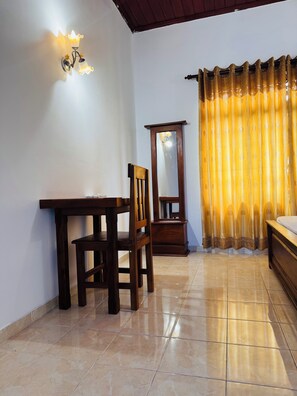Deluxe Double Room, City View | Interior