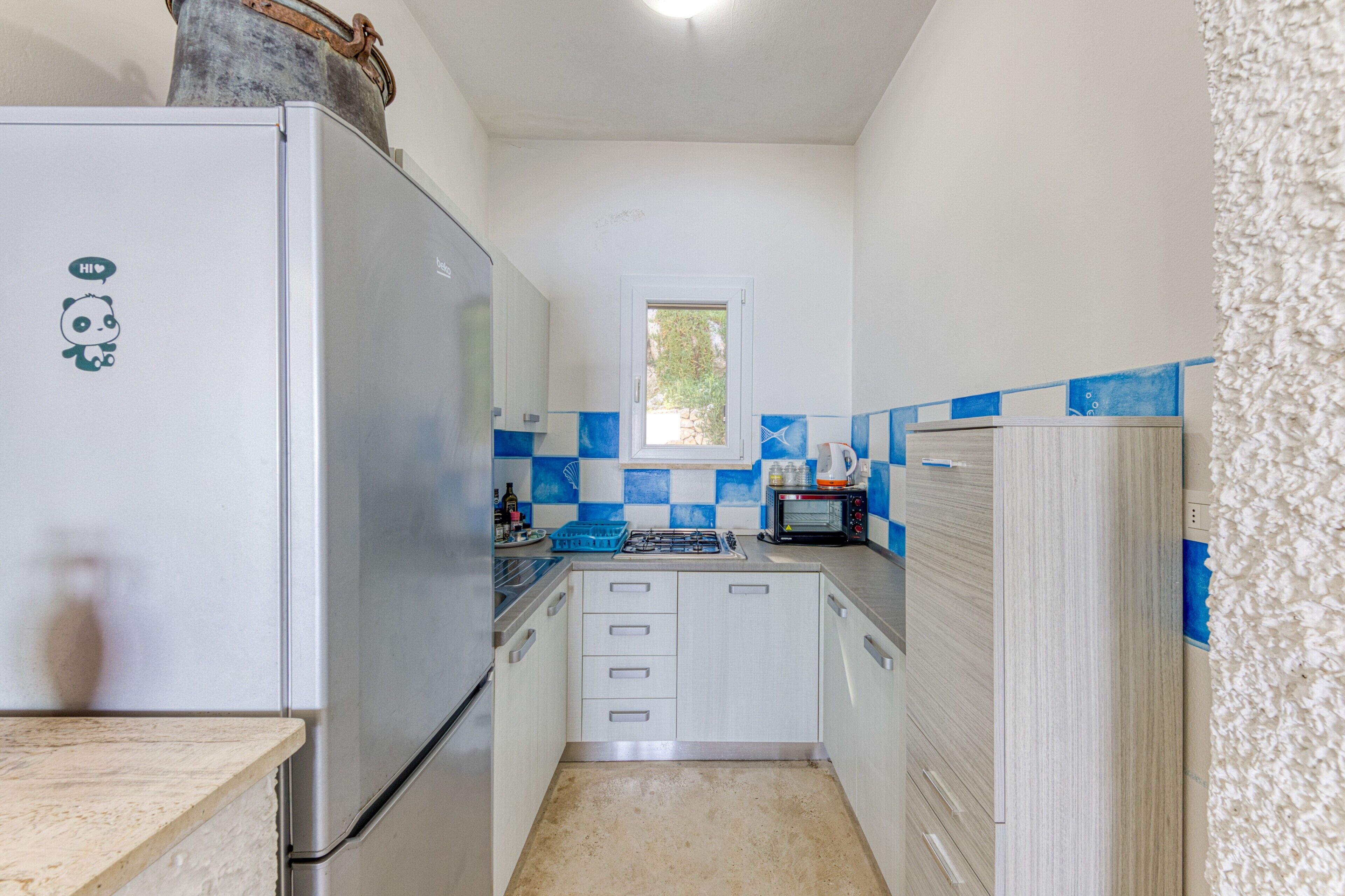 Kjøleskap, mikrobølgeovn, kokeplater og oppvaskmaskin