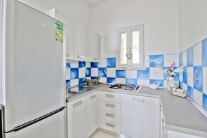 Réfrigérateur, micro-ondes, plaque de cuisson, lave-vaisselle