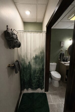 Suihku, hiustenkuivaaja, pyyhkeet, saippua