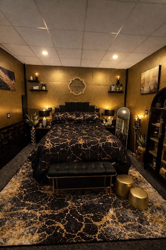 The Emerald Escape: Moody emerald loft near the lake.