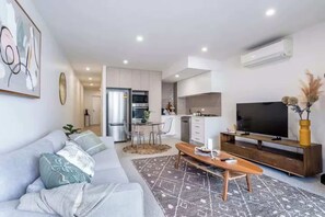 TV - The West End Hideaway (West End)