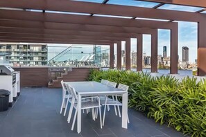 Outdoor dining - The West End Hideaway (West End)