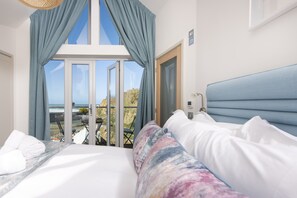 2 bedrooms, iron/ironing board, WiFi, bed sheets - Little Harbour Master's House is a beautifully presented home set on the harbour (Portreath)