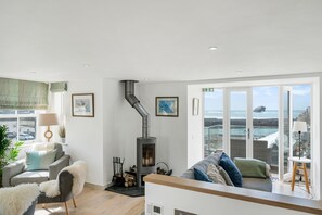 Smart TV, fireplace, DVD player, books - Little Harbour Master's House is a beautifully presented home set on the harbour (Portreath)