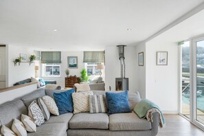 Smart TV, fireplace, DVD player, books - Little Harbour Master's House is a beautifully presented home set on the harbour (Portreath)
