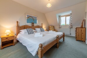 3 bedrooms, iron/ironing board, WiFi, bed sheets - Little September Cottage is a lovely spacious three-bedroom house (Roserrow)